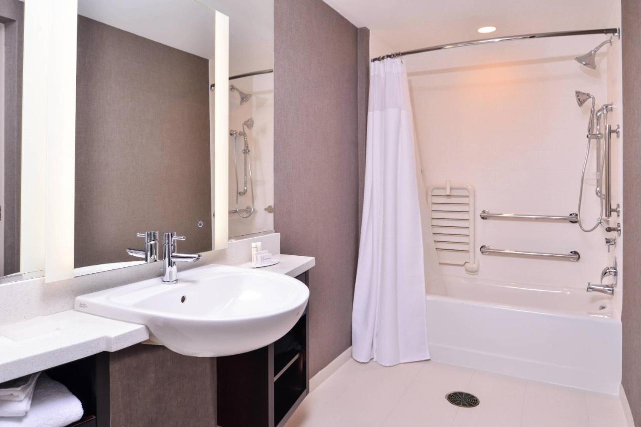 สปริงฮิลล์ สวีท กรีนส์โบโรแอร์พอร์ต Hotel ภายนอก รูปภาพ
